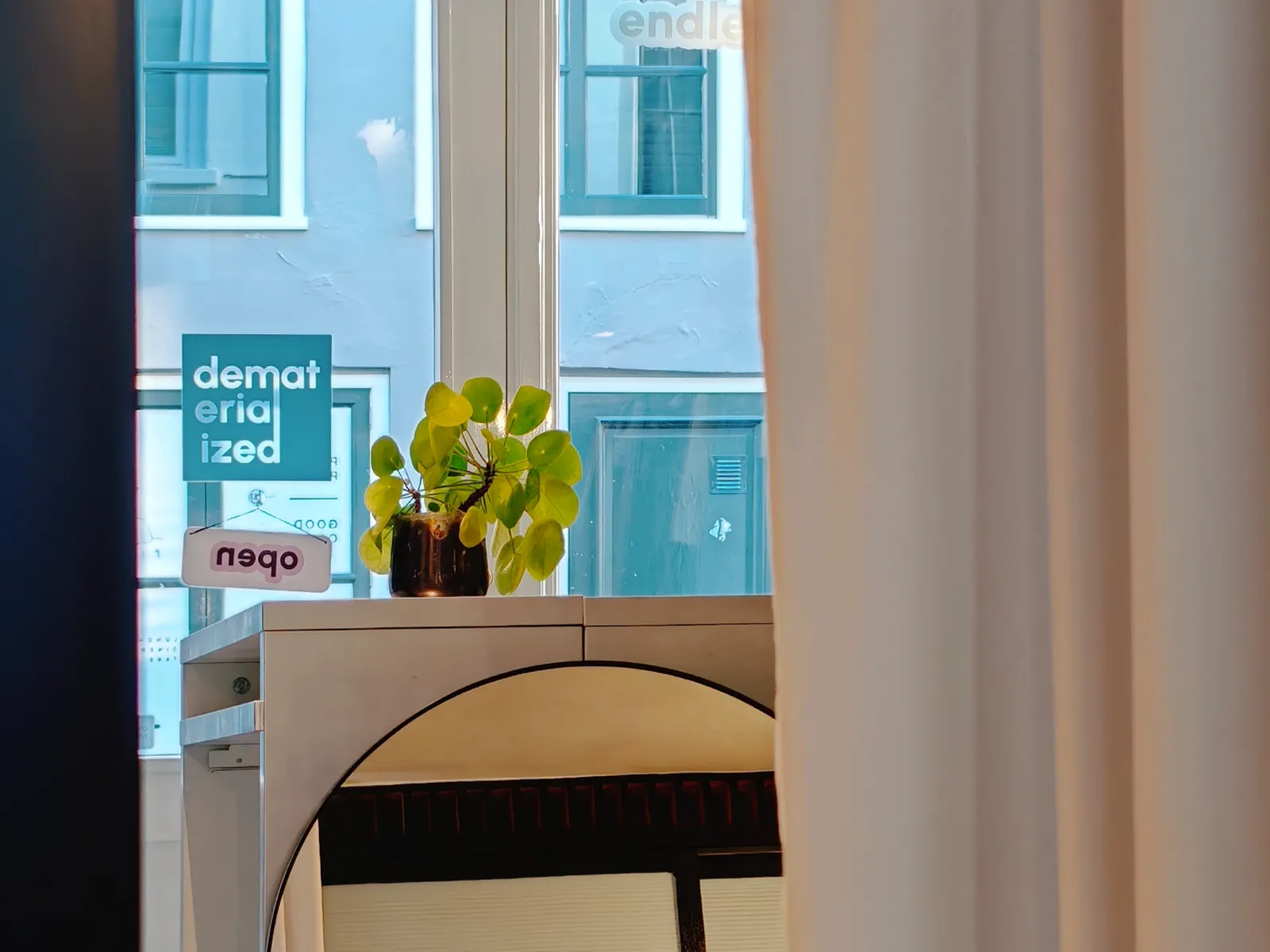 inside the dematerialized showroom in den bosch